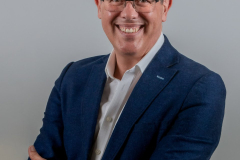 sydney-corporate-portrait-navy-jacket-arms-crossed-matthew-with-a-camera